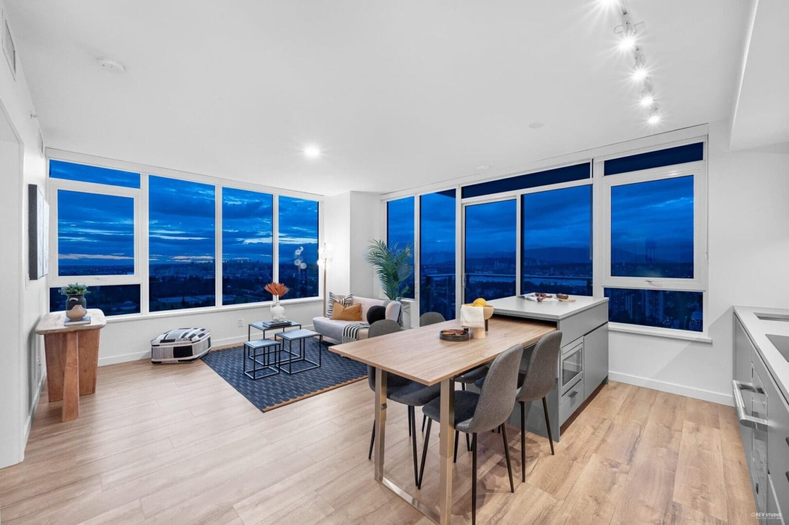 A living room with a table and chairs in it